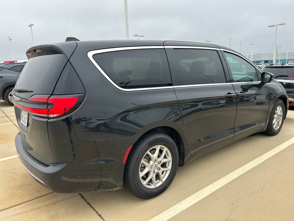 Used 2023 Chrysler Pacifica Touring-L FWD image 5