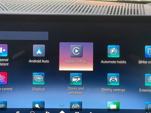 Used 2025 BMW 550e xDrive w/ Premium Package image 35