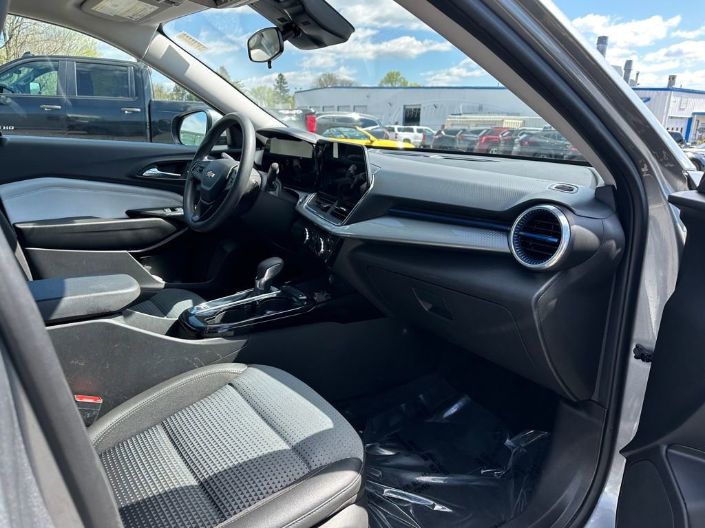 Used 2025 Chevrolet Trax LT FWD image 16