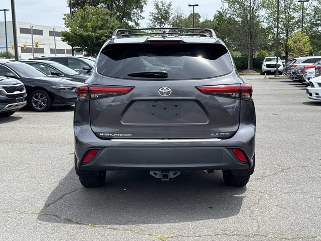 Used 2021 Toyota Highlander XLE AWD/4WD image 3