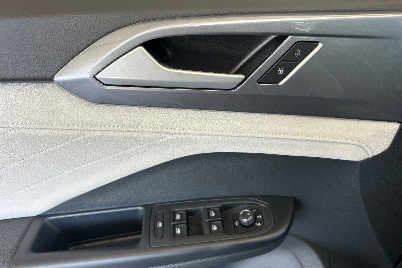 New 2025 Volkswagen Taos SEL image 10