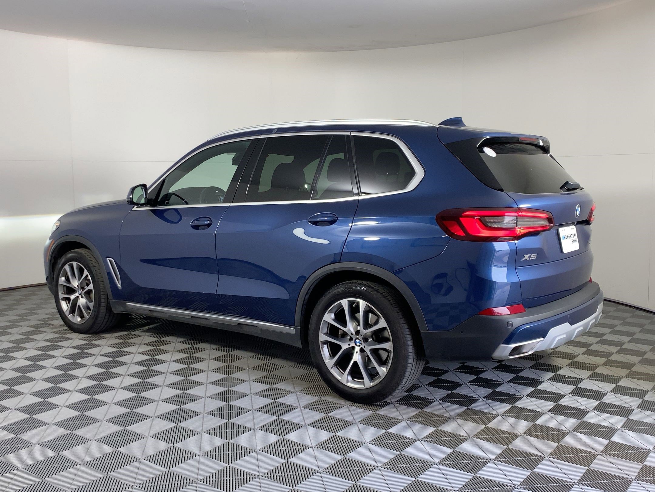 Used 2023 BMW X5 sDrive40i w/ Luxury Seating Package image 3