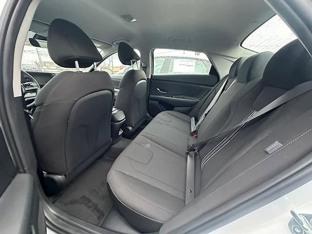 Used 2025 Hyundai Elantra Blue image 10