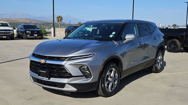 Used 2025 Chevrolet Blazer LT FWD image 1