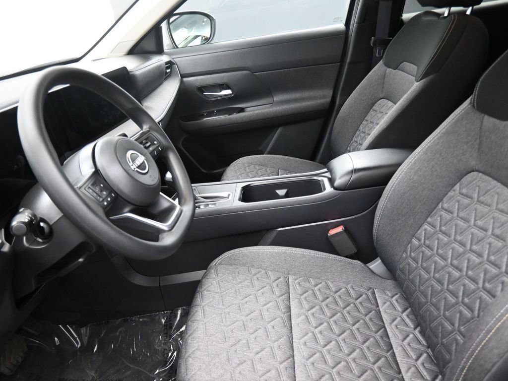 Used 2025 Nissan Kicks SV image 8