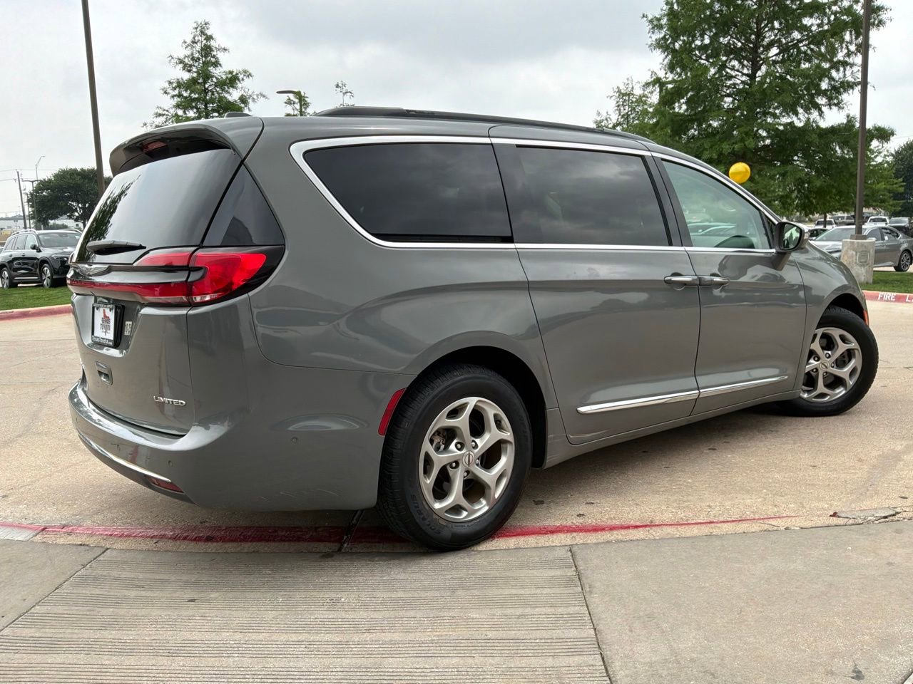 Used 2022 Chrysler Pacifica Limited FWD image 6