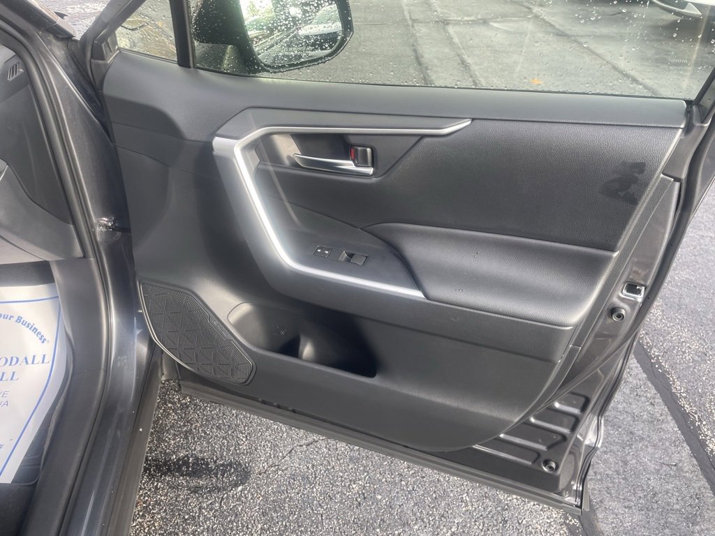 Used 2020 Toyota RAV4 XLE Premium image 14