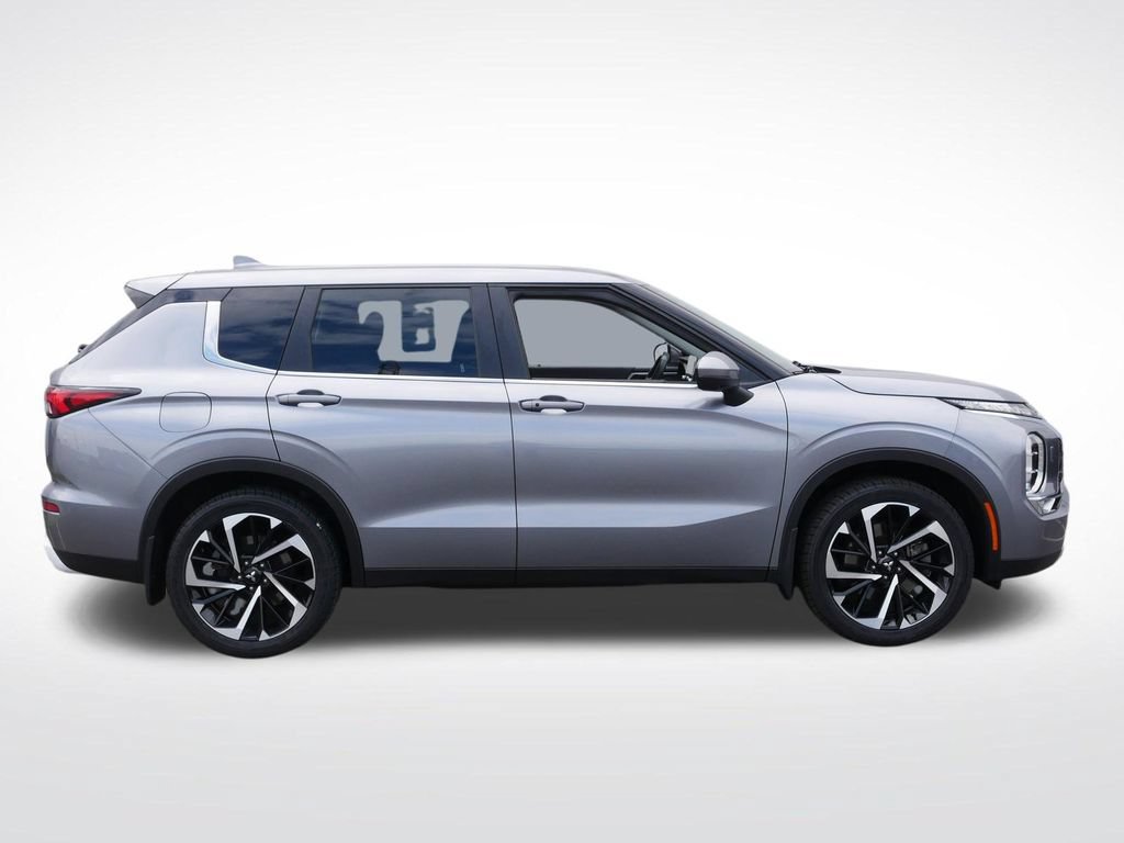 Used 2023 Mitsubishi Outlander SE AWD/4WD image 2