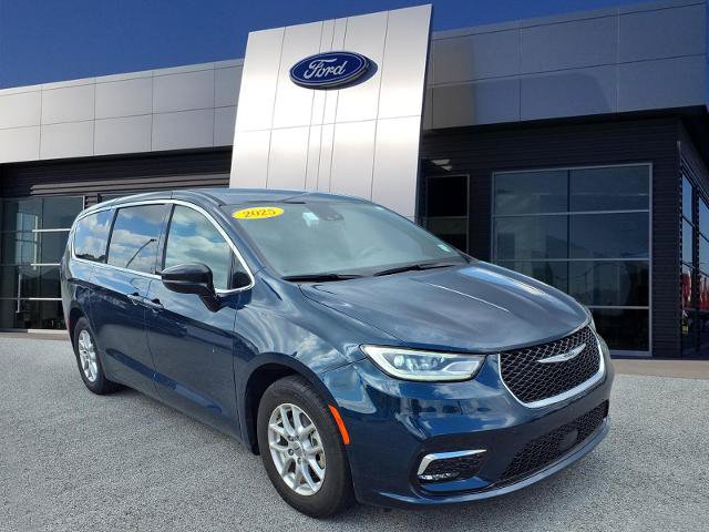Used 2025 Chrysler Pacifica Select