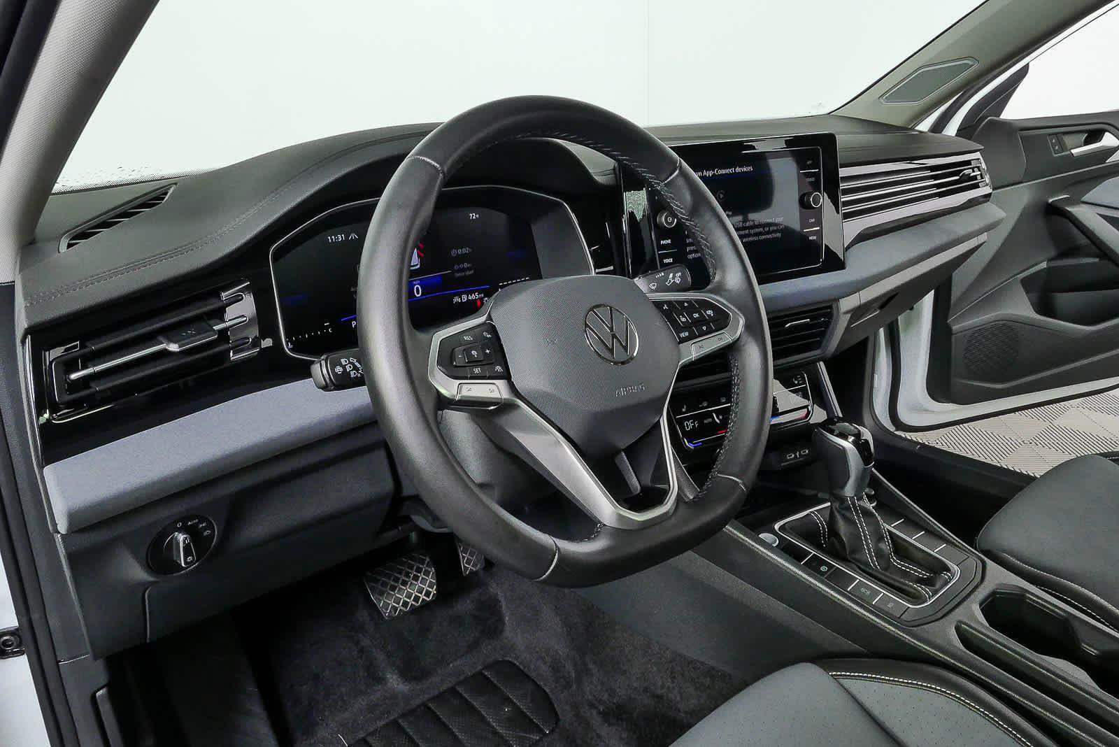Certified 2025 Volkswagen Jetta SE FWD image 4