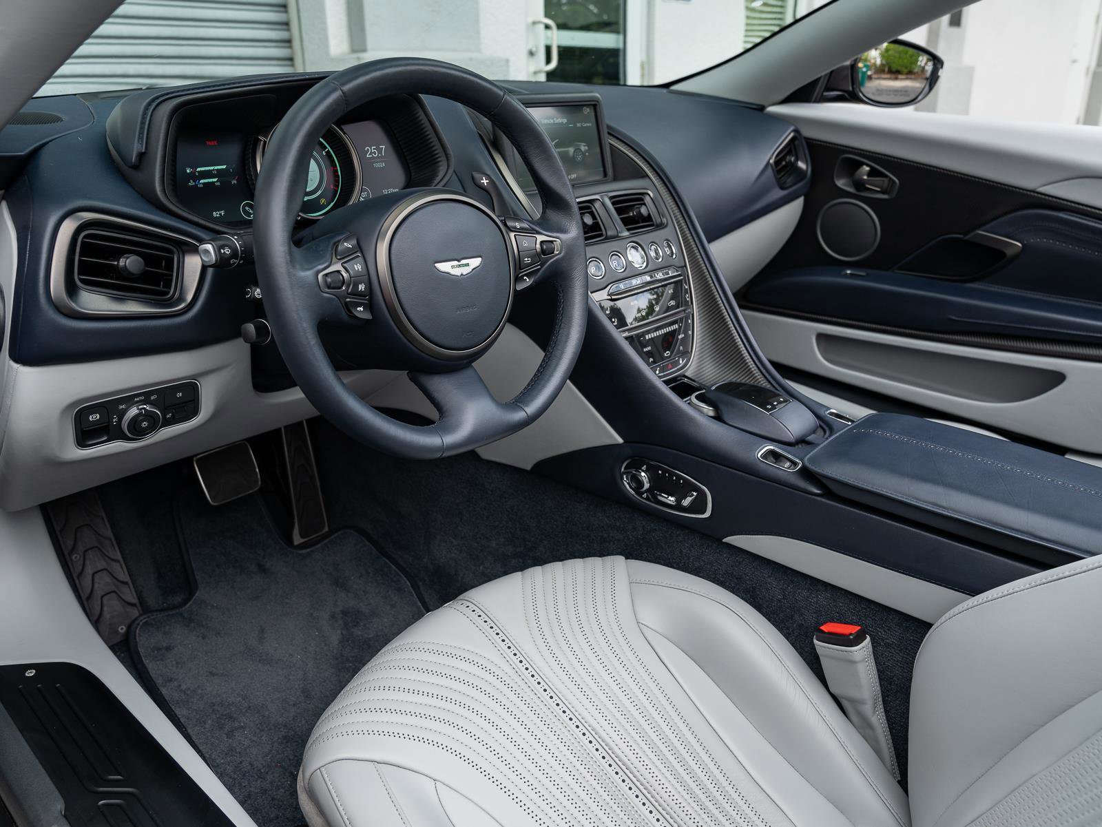 Used 2020 Aston Martin DB11 Volante image 6