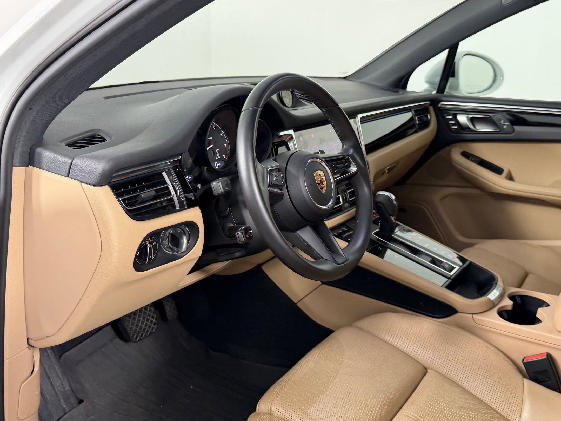 Certified 2023 Porsche Macan image 4