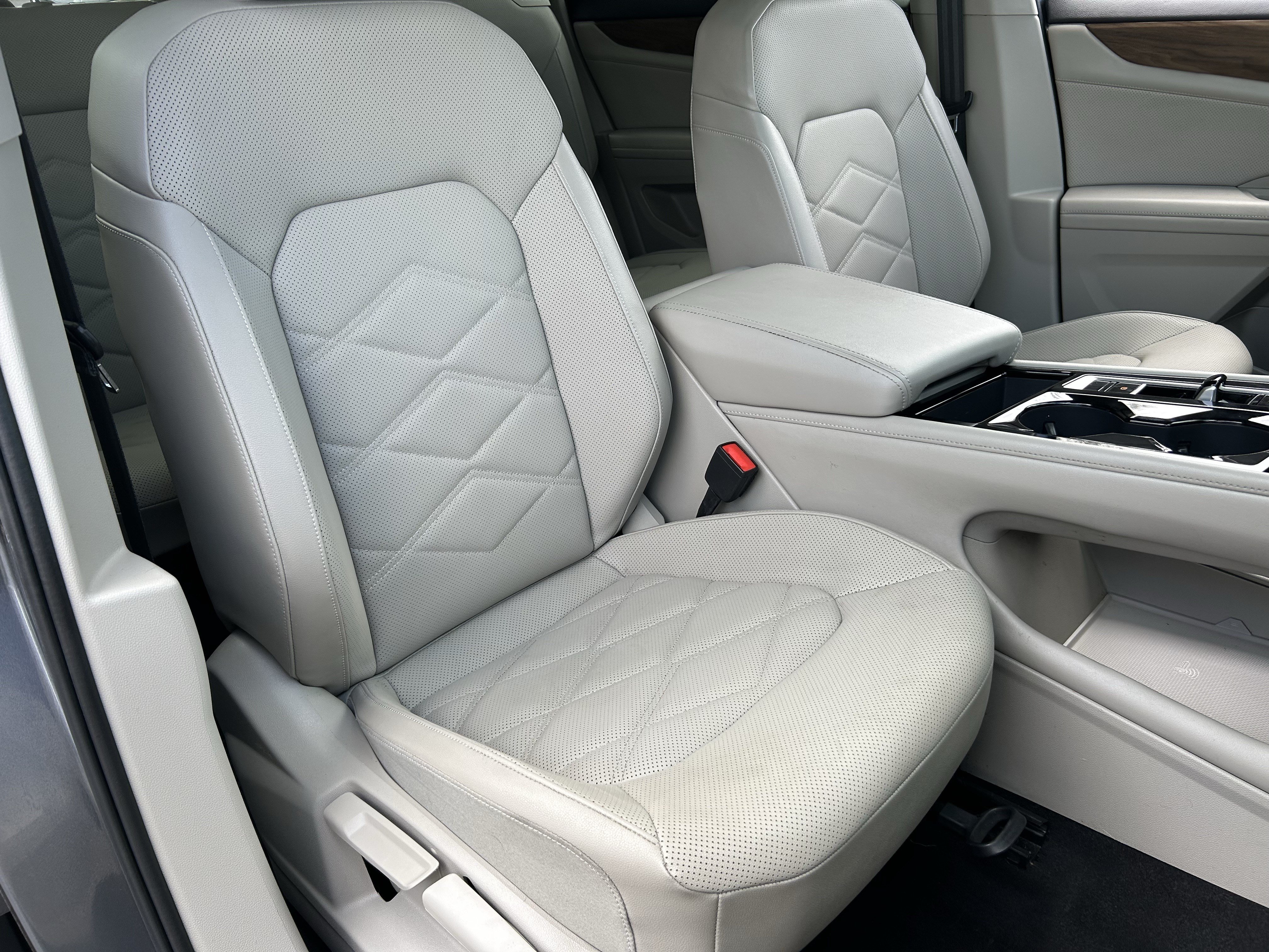 Used 2024 Volkswagen Atlas SE w/ Panoramic Sunroof Package AWD/4WD image 8
