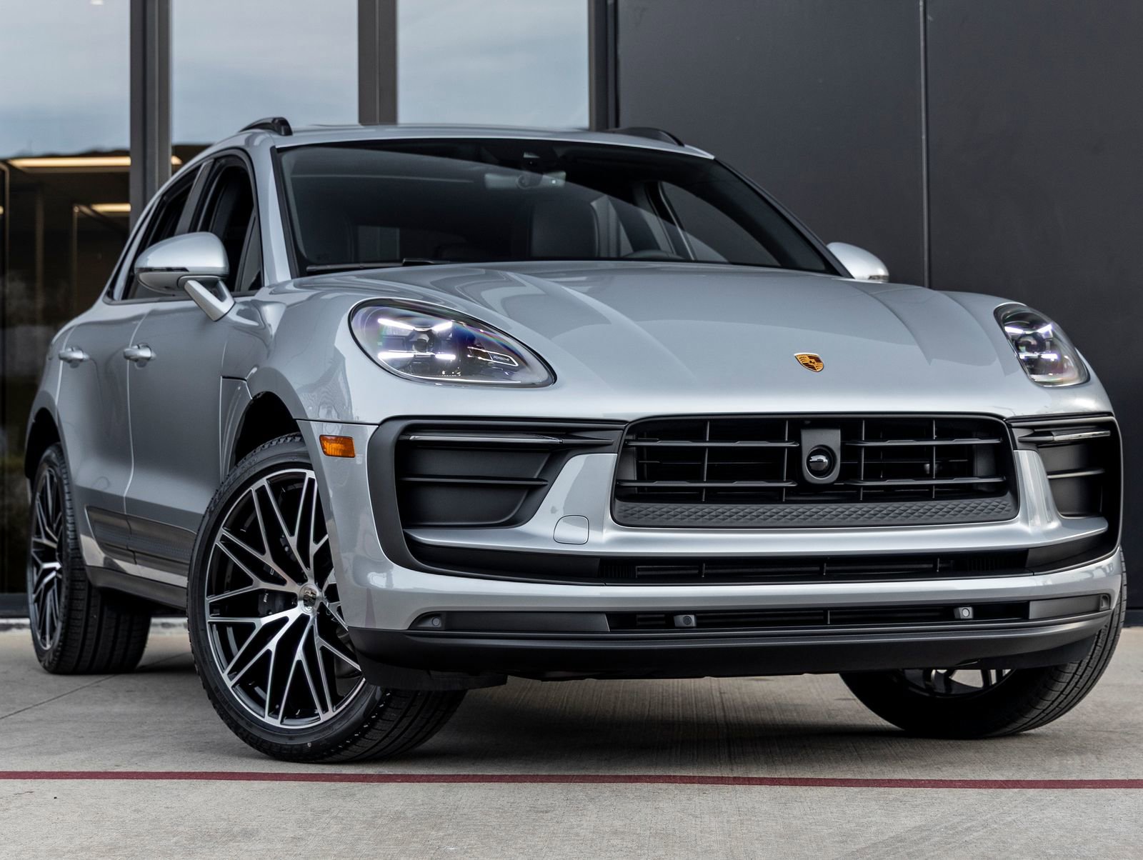 Certified 2026 Porsche Macan AWD/4WD image 6