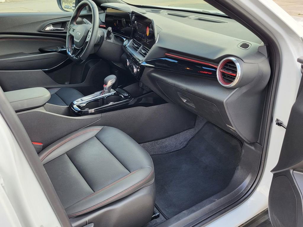Used 2025 Chevrolet Trax RS image 9
