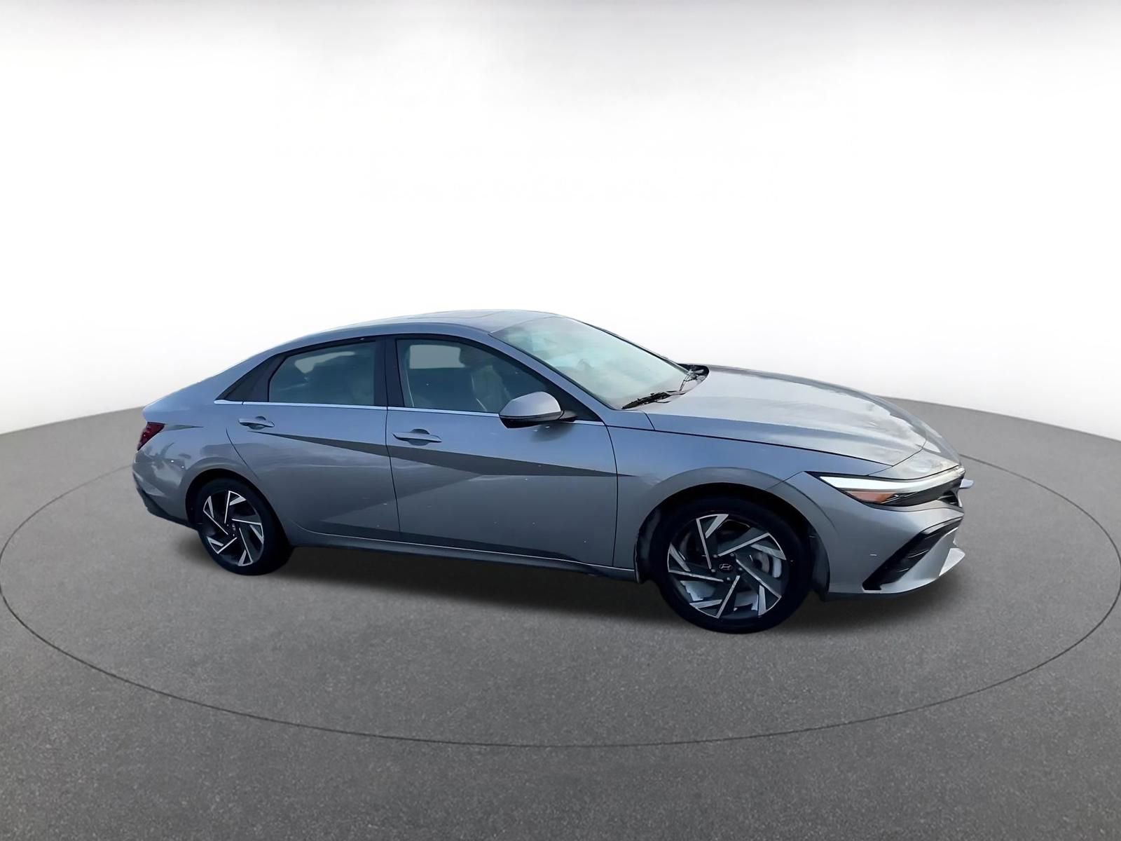 Used 2025 Hyundai Elantra Limited image 2