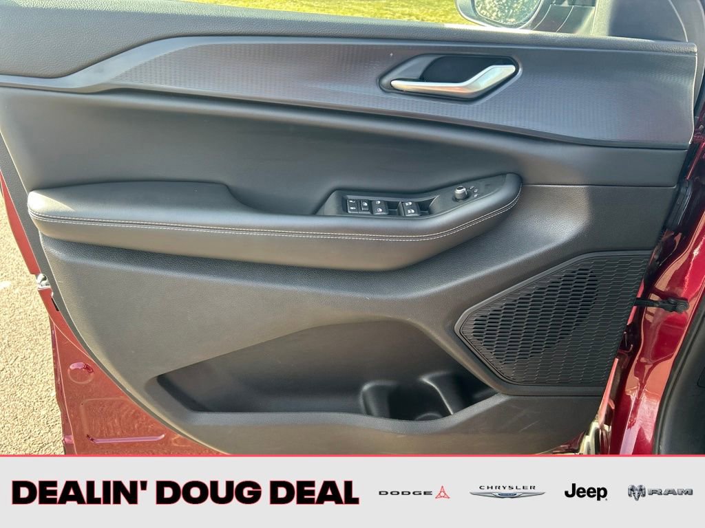 Used 2023 Jeep Grand Cherokee L Laredo image 12