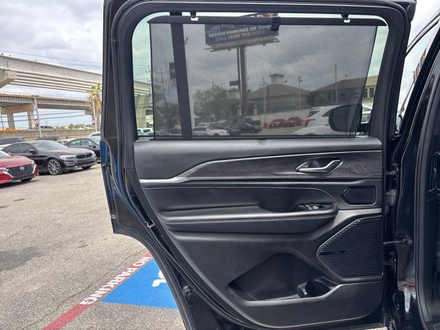 Used 2022 Jeep Grand Cherokee L Overland w/ Luxury Tech Group IV AWD/4WD image 31