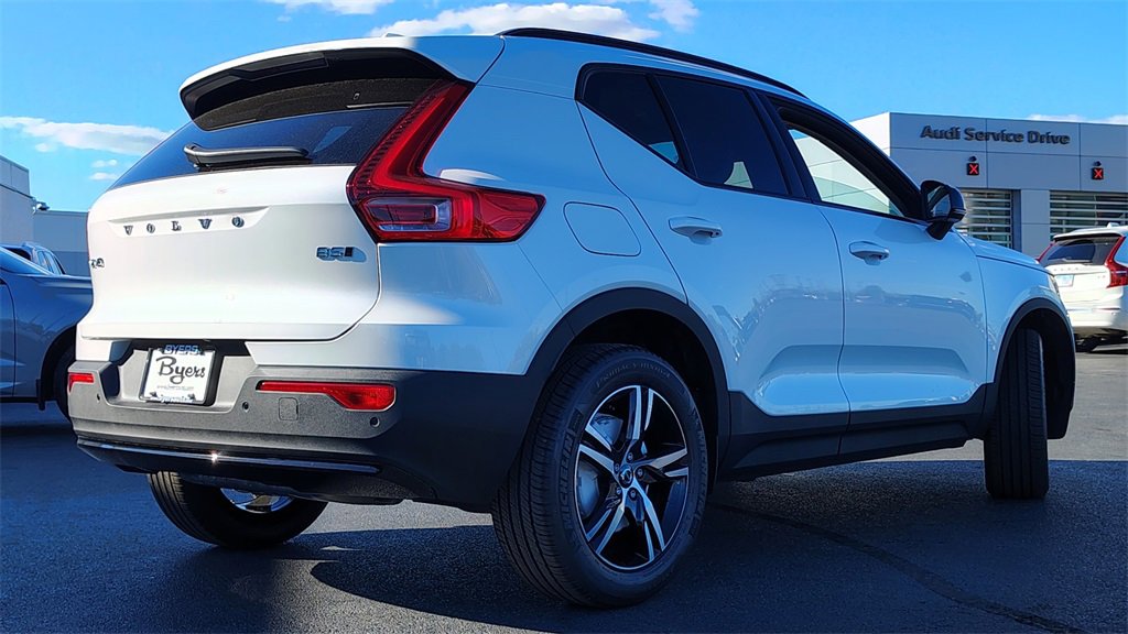 New 2026 Volvo XC40 B5 Core w/ Climate Package image 3