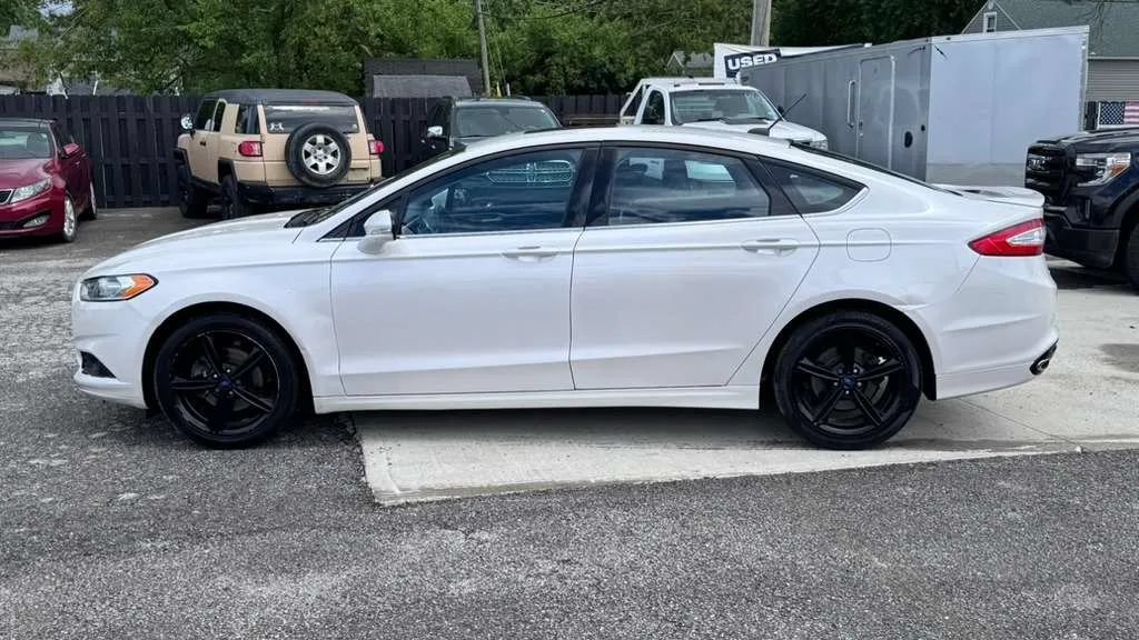 Used 2016 Ford Fusion SE FWD image 2