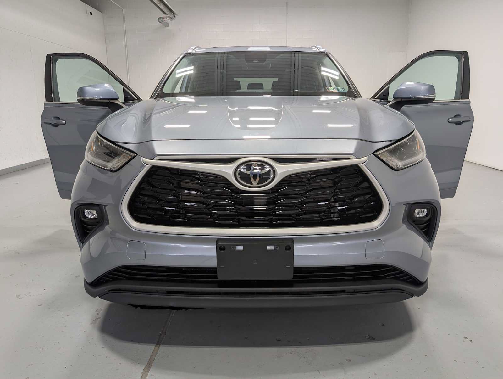 Used 2021 Toyota Highlander XLE AWD/4WD image 15