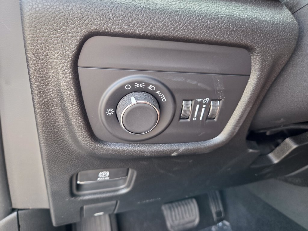 Used 2025 Jeep Grand Cherokee Laredo RWD image 22