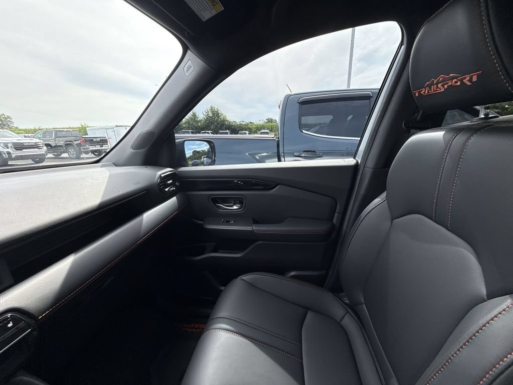 Used 2025 Honda Pilot TrailSport image 15