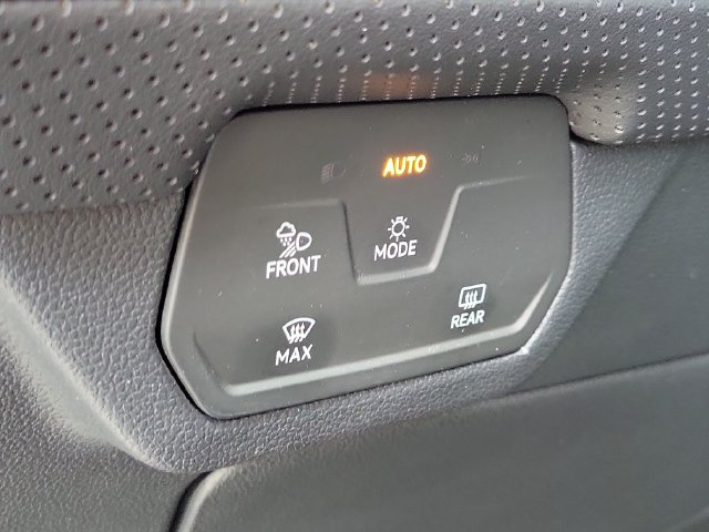 Used 2024 Volkswagen Atlas SE AWD/4WD image 12