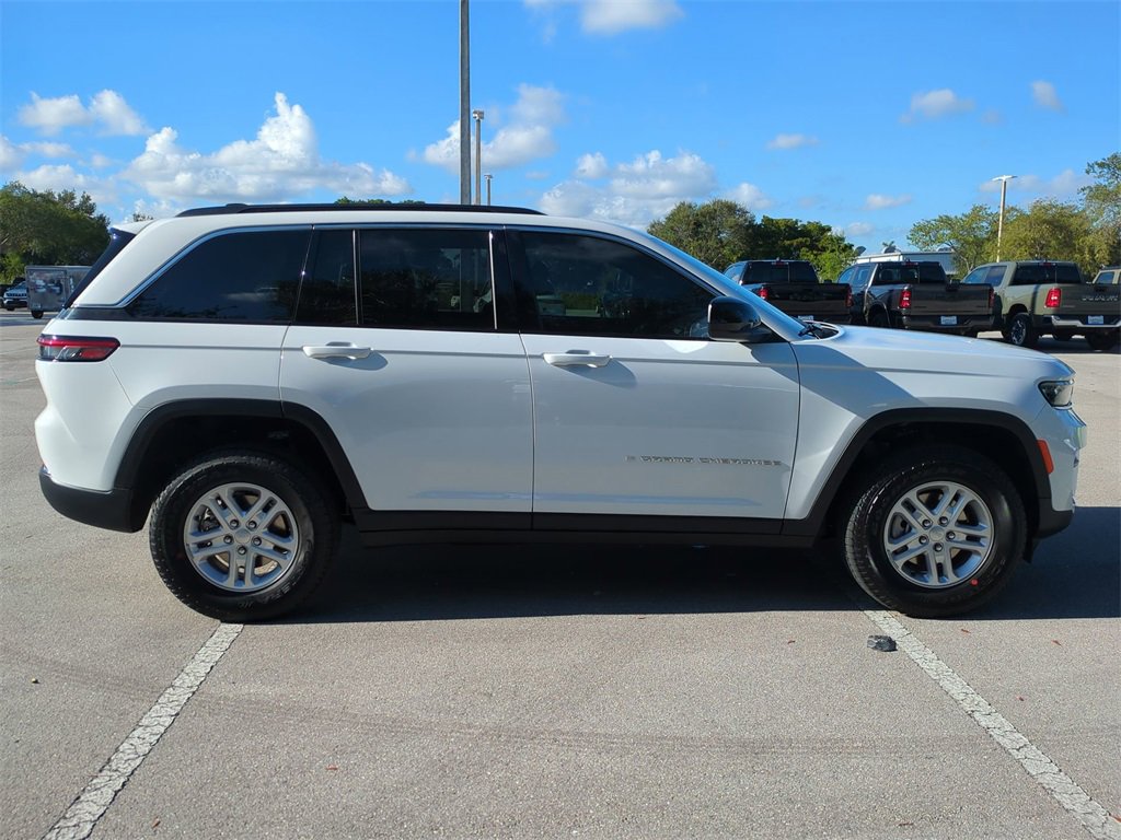 New 2025 Jeep Grand Cherokee Laredo image 4