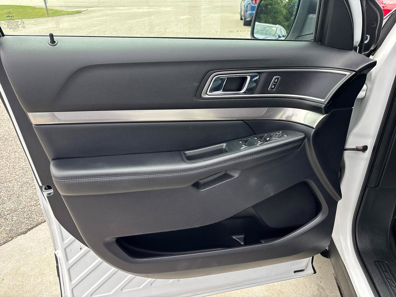 Used 2019 Ford Explorer XLT w/ Equipment Group 202A AWD/4WD image 19