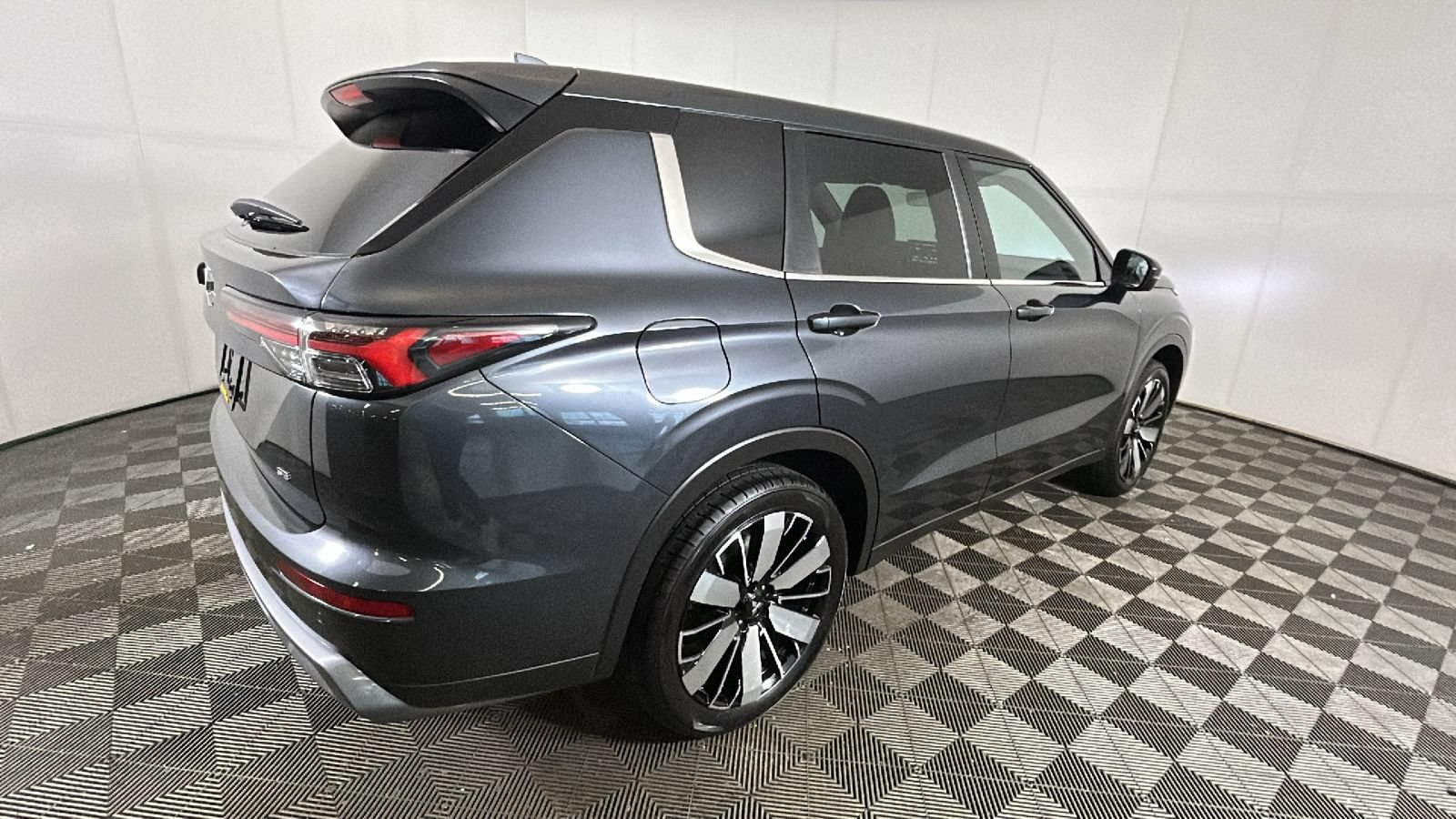 Used 2025 Mitsubishi Outlander SE AWD/4WD image 2