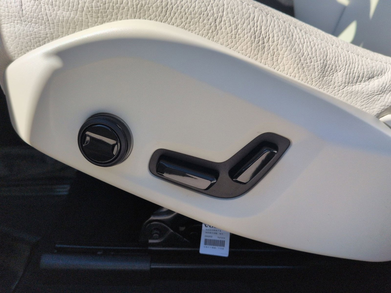 New 2025 Volvo XC60 T8 Plus w/ Protection Package Premier image 14