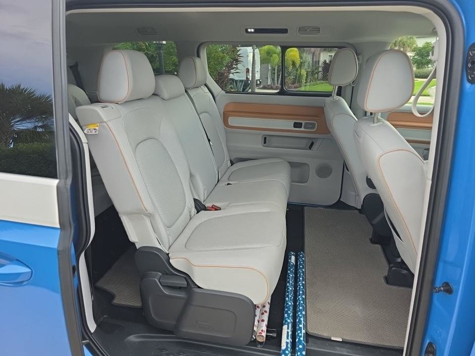 Used 2025 Volkswagen ID. Buzz 1st Edition RWD image 9