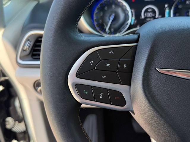 Used 2024 Chrysler Pacifica Touring-L FWD image 17