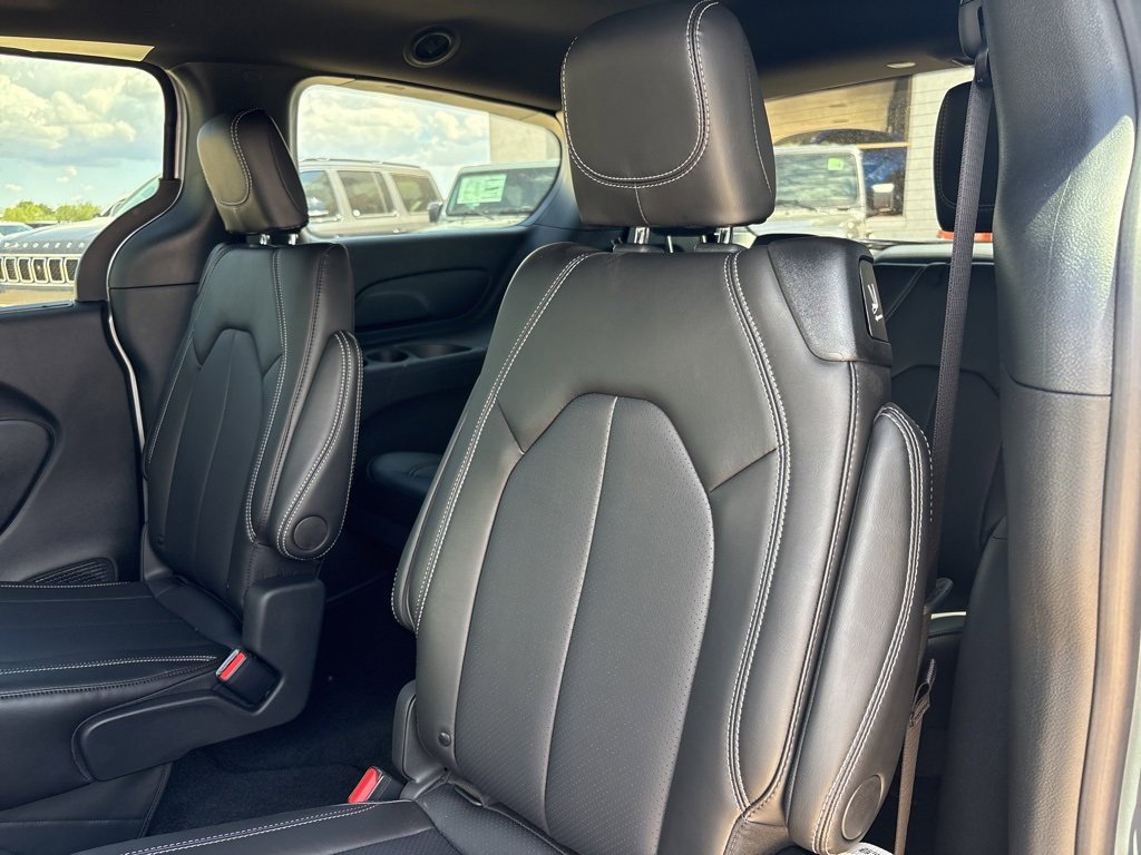 New 2026 Chrysler Voyager LX image 18