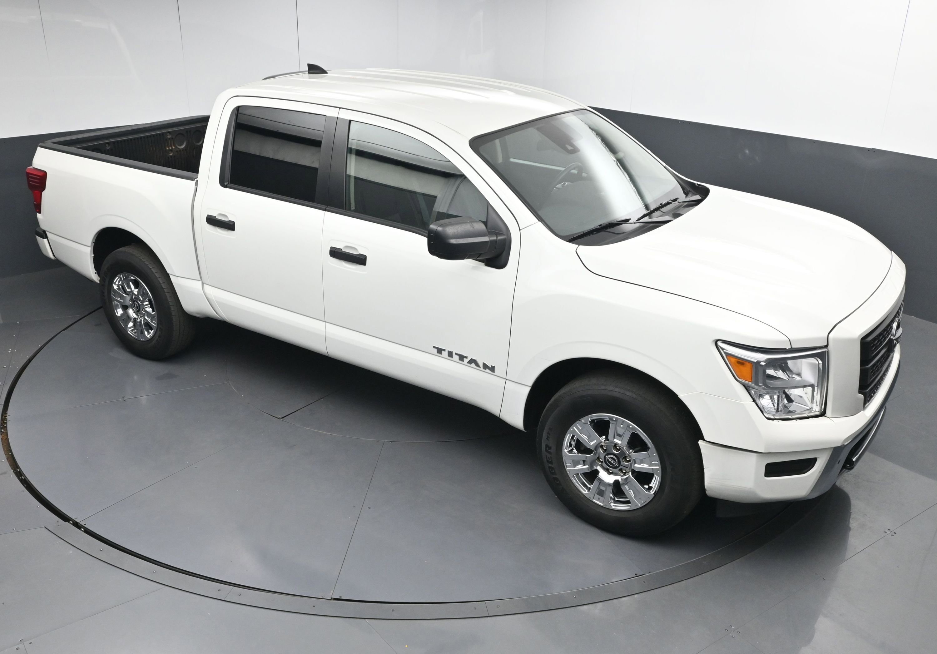 Used 2024 Nissan Titan SV w/ Accessory Utility Package image 32