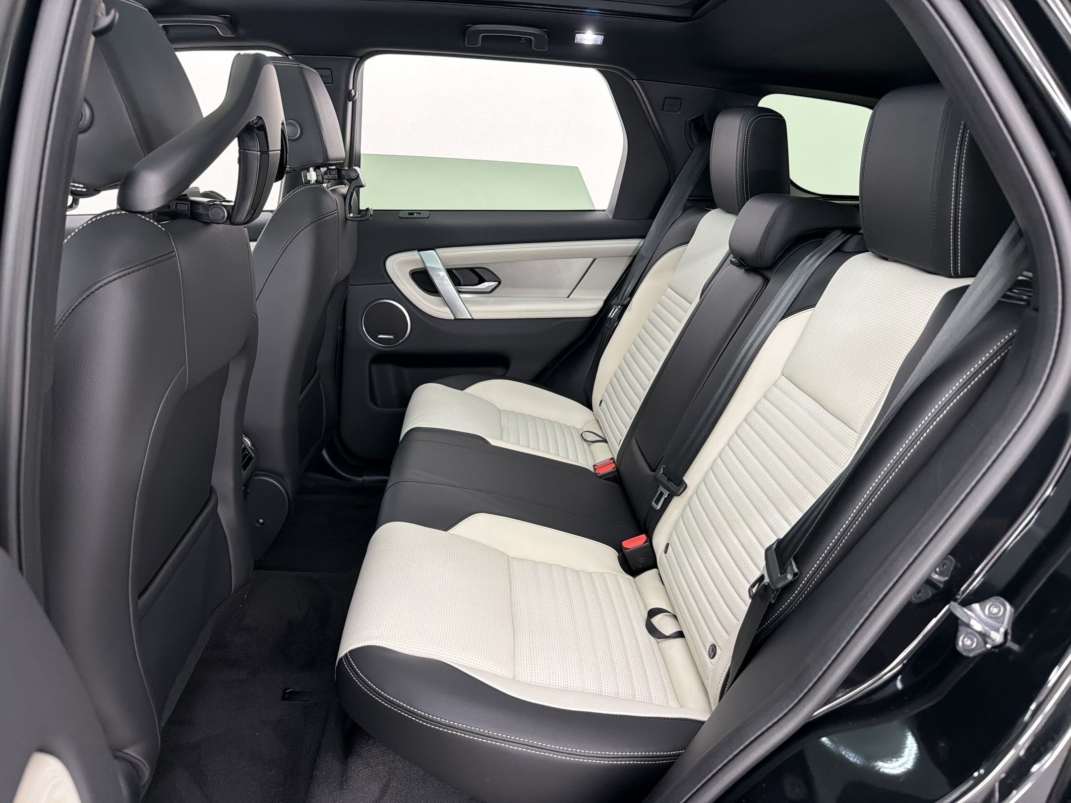New 2026 Land Rover Discovery Sport Landmark AWD/4WD image 24