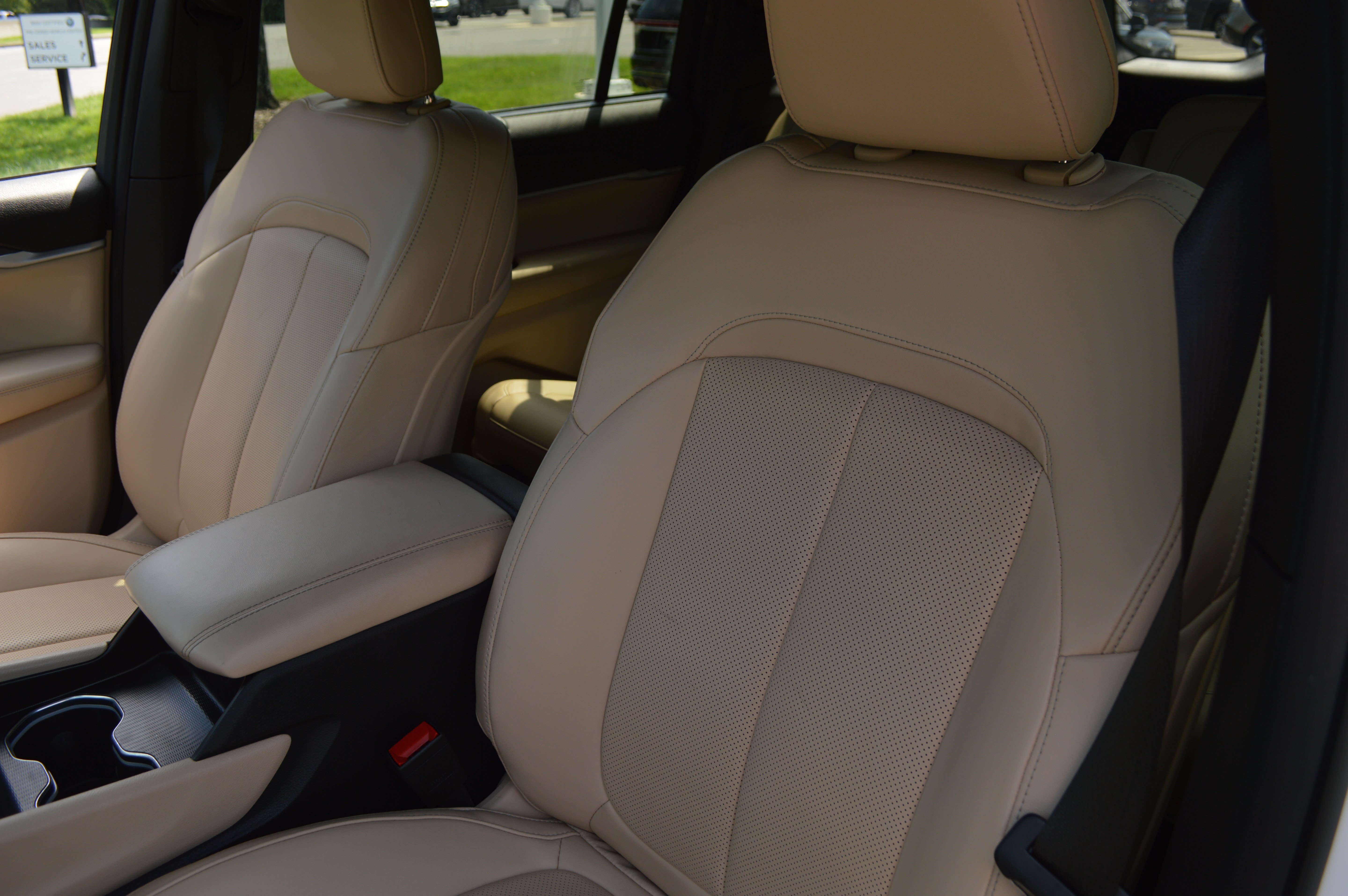 Used 2024 Jeep Grand Cherokee L Limited w/ Luxury Tech Group II AWD/4WD image 28