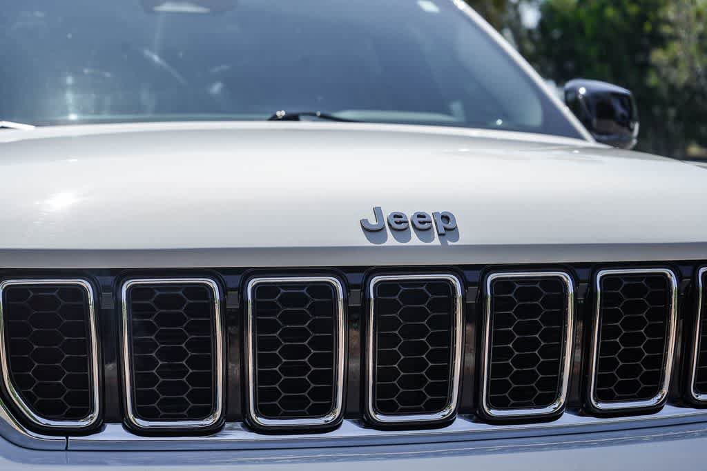 Used 2022 Jeep Grand Cherokee Overland w/ Luxury Tech Group IV AWD/4WD image 11