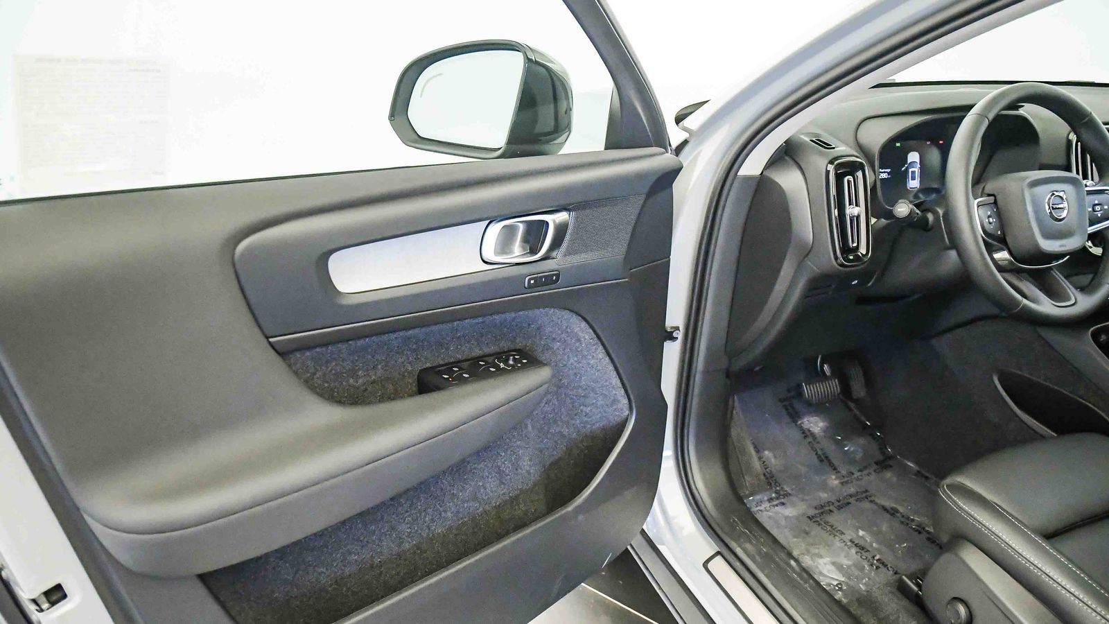 Certified 2025 Volvo XC40 B5 Plus w/ Protection Package Premier image 25