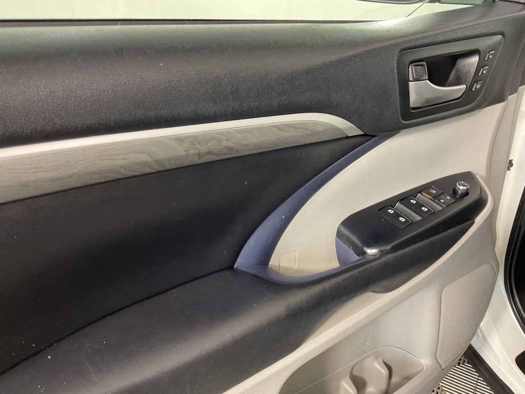 Used 2017 Toyota Highlander Limited AWD/4WD image 17