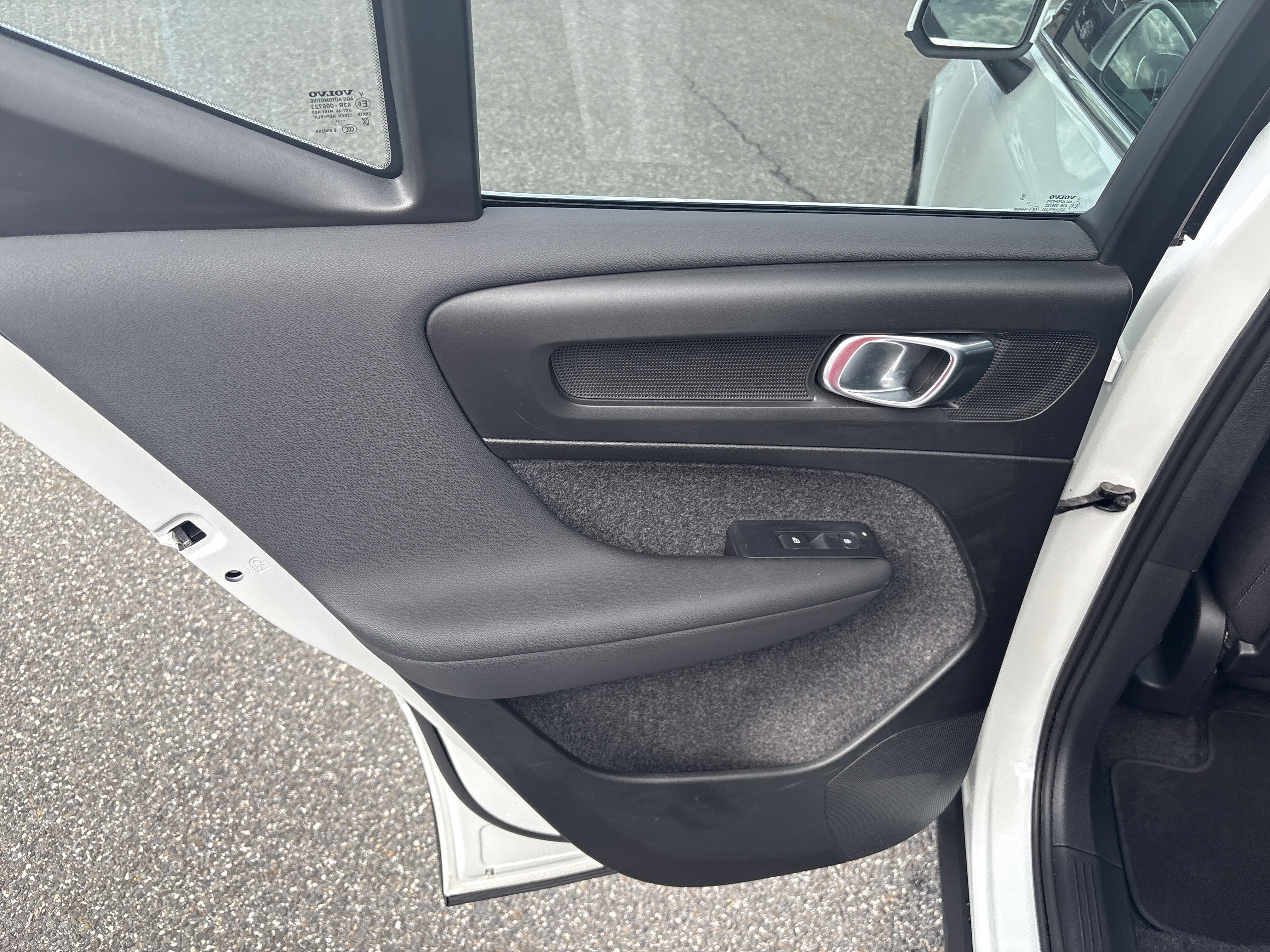 Certified 2025 Volvo XC40 B5 Core AWD/4WD image 9
