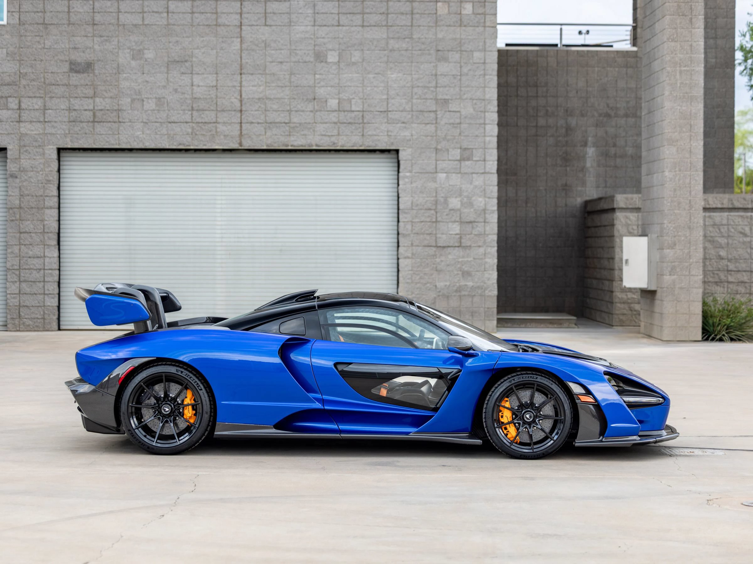 Used 2019 McLaren Senna RWD image 9