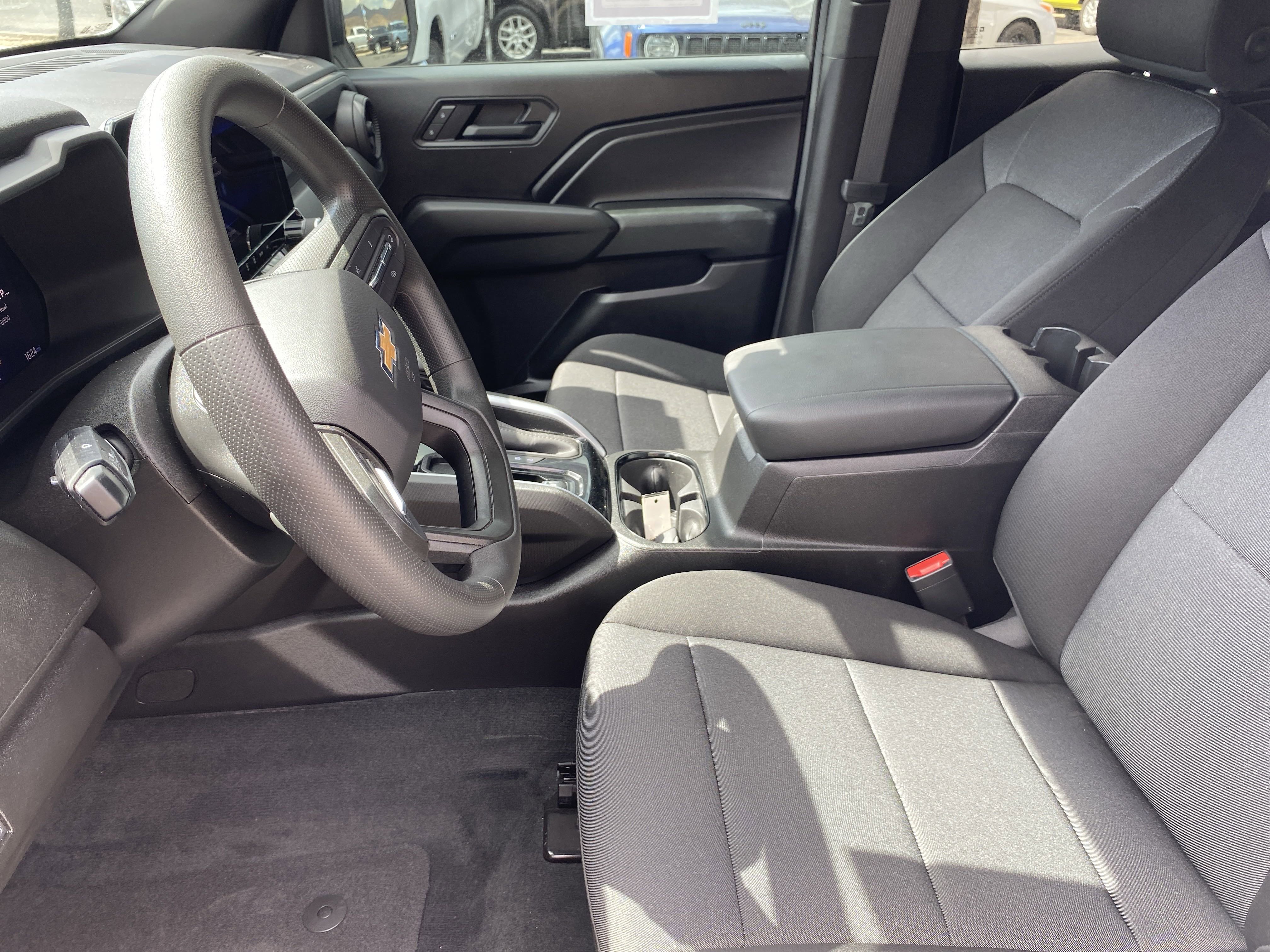 Used 2025 Chevrolet Colorado W/T image 9