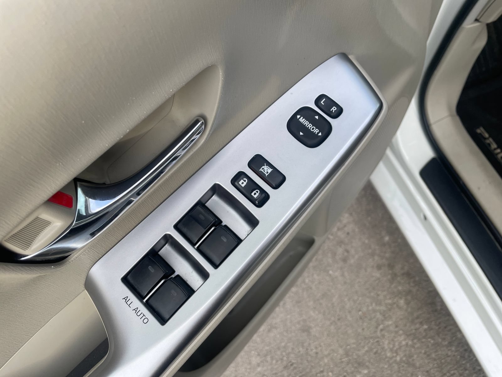 Used 2017 Toyota Prius V Four FWD image 11