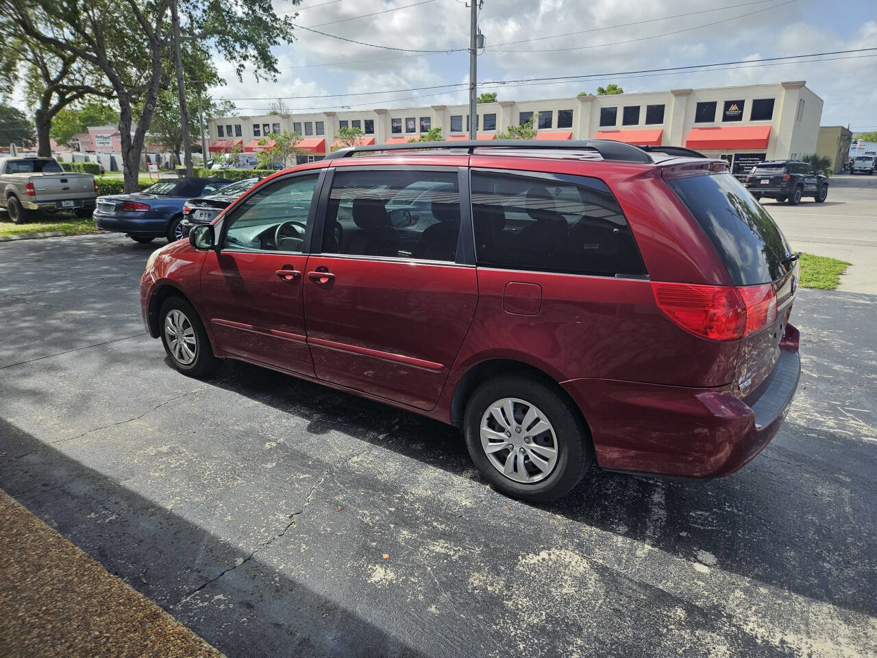 Used 2010 Toyota Sienna LE image 8