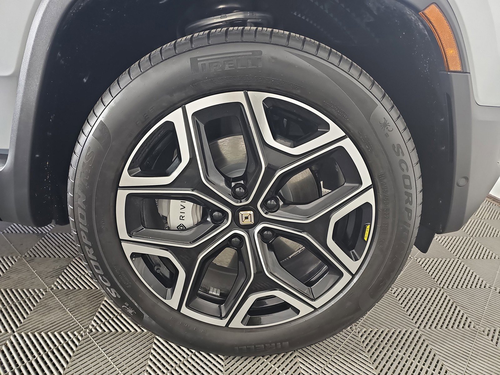 Used 2025 Rivian R1S Adventure image 12