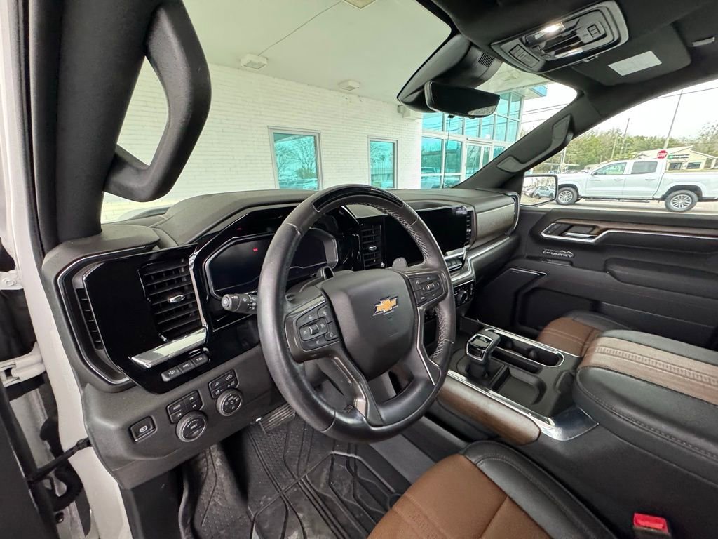 Used 2025 Chevrolet Silverado 1500 High Country AWD/4WD image 13