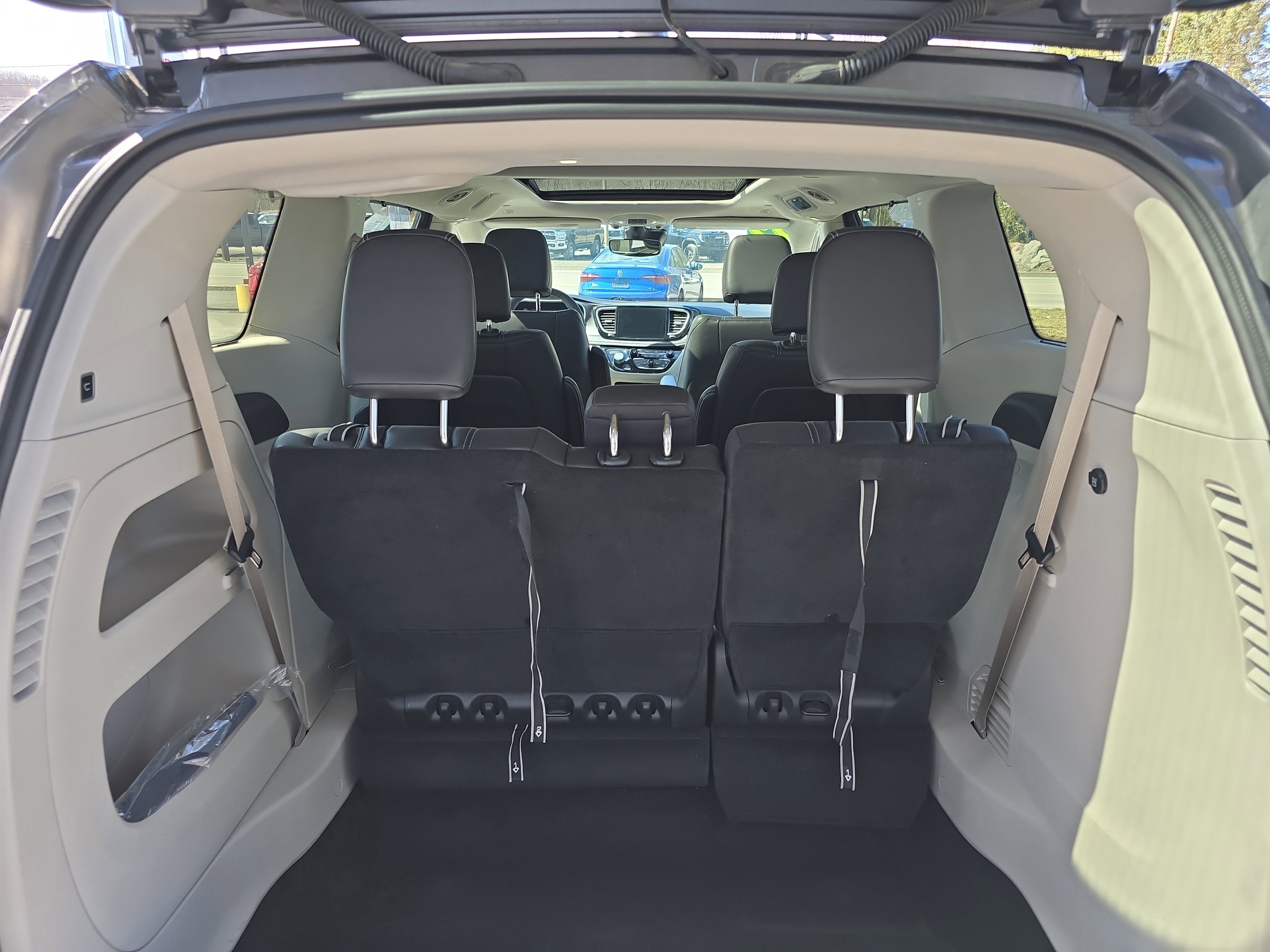 Used 2022 Chrysler Pacifica Touring-L image 5