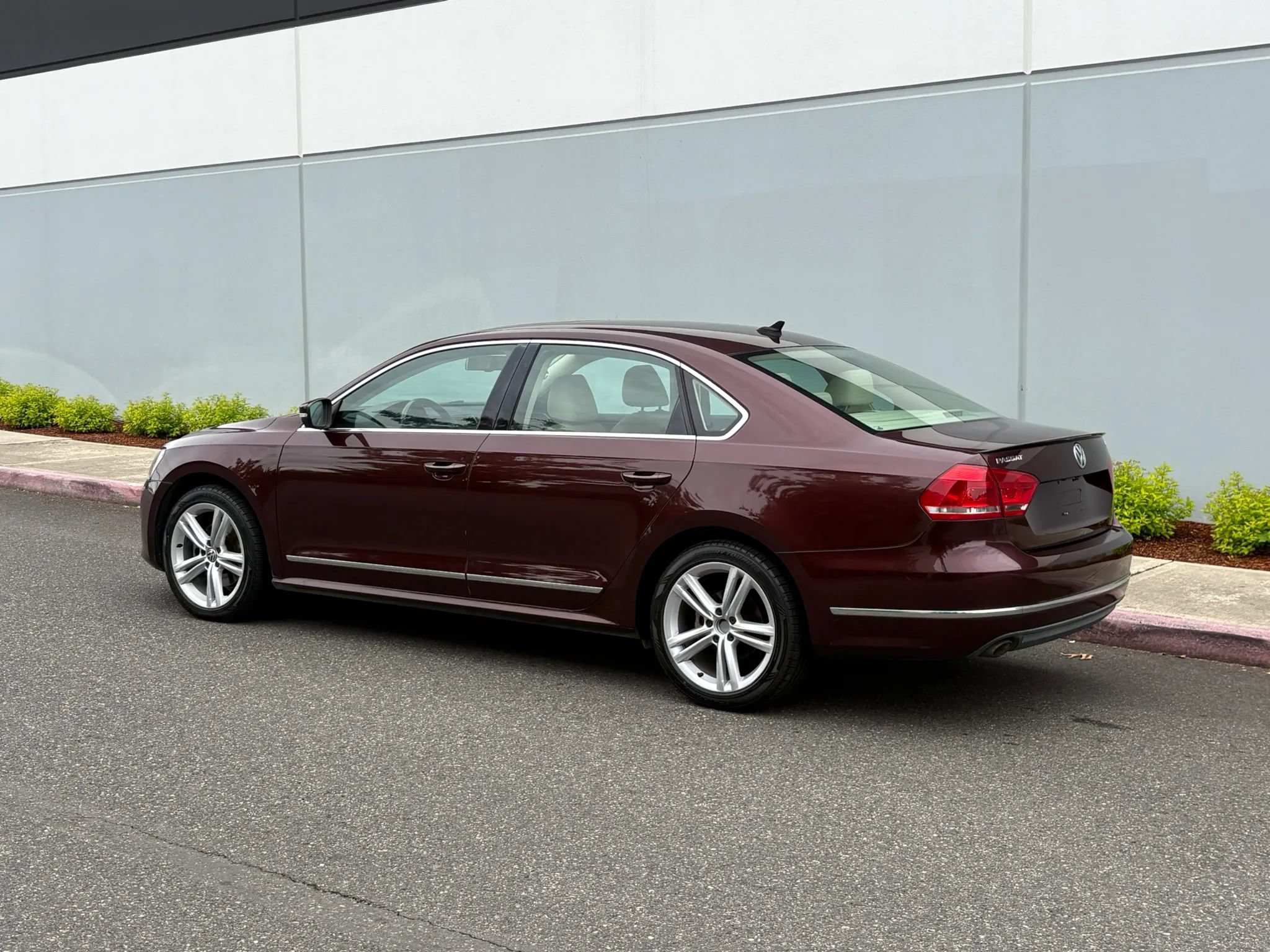 Used 2013 Volkswagen Passat TDI SEL Premium FWD image 4